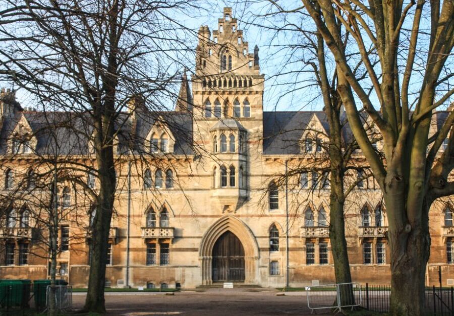 Oxford: Alumni-led Walking Tour w/opt New College - Optional upgrades: Kings College Chapel and special access moments