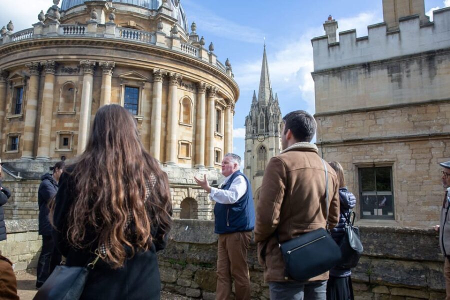 Oxford: City and University Tour, including college entry - Your guide and the storytelling that turns buildings into context