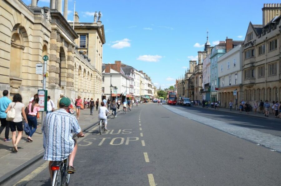 Oxford: City Bike Tour with Student Guide - University buildings and legends: Wilde, Tolkien, C. S. Lewis, and the political set