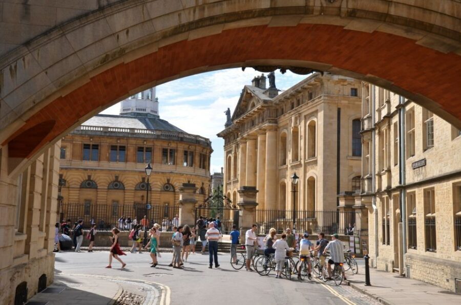 Oxford: City Bike Tour with Student Guide - Pubs, famous writers, and scholar hangouts