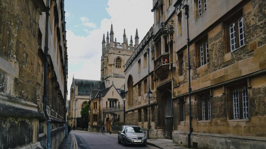 Oxford: City Tour & Exploration Game - Those Oxford Story Clues: Lewis, Tolkien, and Clinton Moments