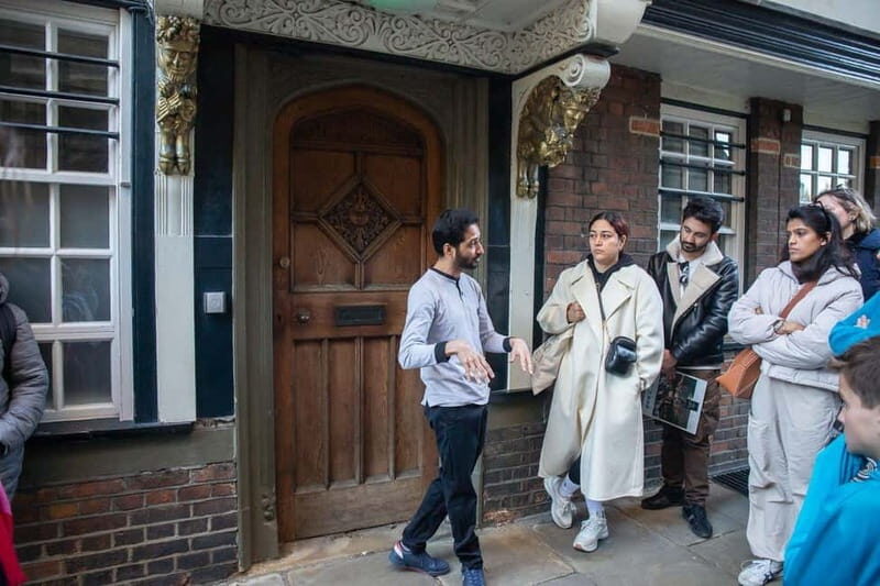 Oxford: CS Lewis and JRR Tolkien Tour - Meeting on Broad Street by Trinity College blue gates