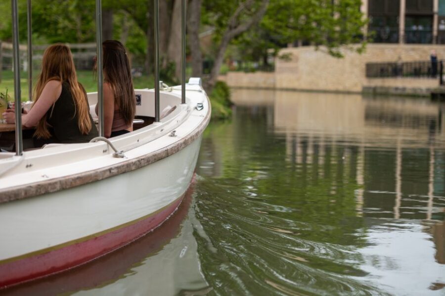 Oxford: Guided Sightseeing River Cruise - Meeting at The Folly: where you set the tone before you even cast off