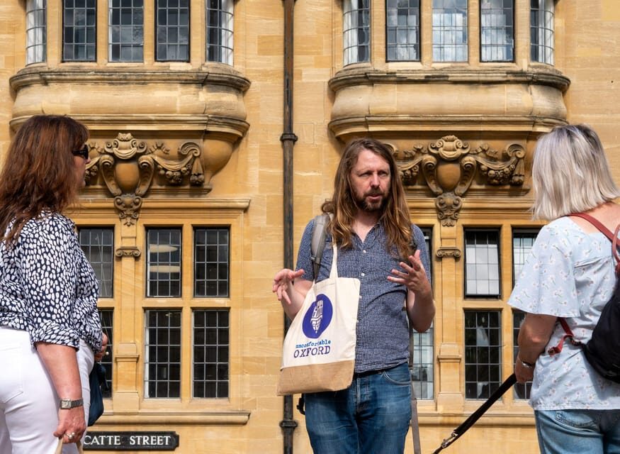 Oxford: History of Medicine Tour - by Uncomfortable Oxford™ - Getting oriented at the Hertford Bridge (Bridge of Sighs)