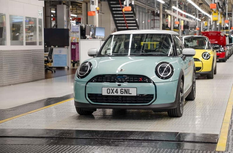 Oxford: MINI Factory Tour – Go Behind the Scenes - The production line walk: Body-in-White to the finished MINI