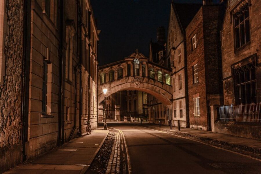Oxford Official Ghost Tour - What to expect in 2 hours: dark alleys to bright college lights