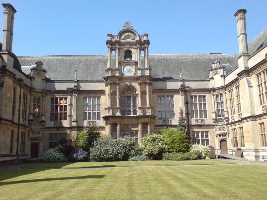 Oxford: Private City Tour & University Historical Highlights - A typical college visit with quadrangles: how students live and work