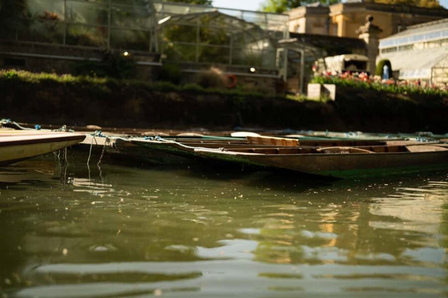 Oxford: Private Punting Tour on the River Cherwell - Magdalen Bridge Boathouse: getting onto the water fast
