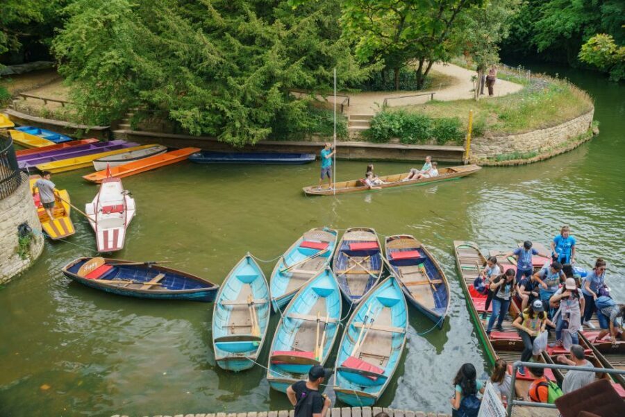 Oxford: Private Punting Tour on the River Cherwell - Oxford Botanic Garden views: seeing science history from the river