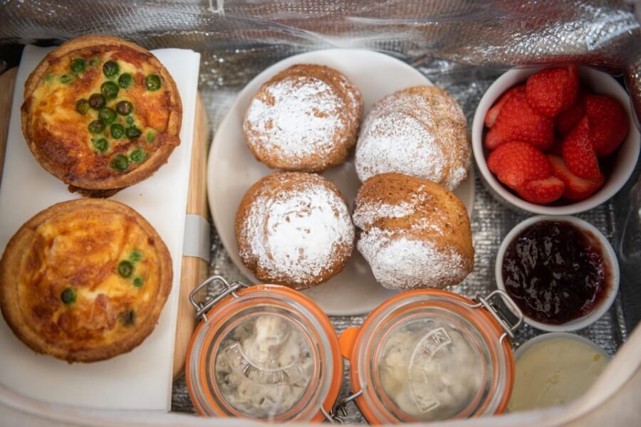 Oxford: Scenic Sightseeing Cruise with Gourmet Picnic - Why Oxford Looks Different From a Boat