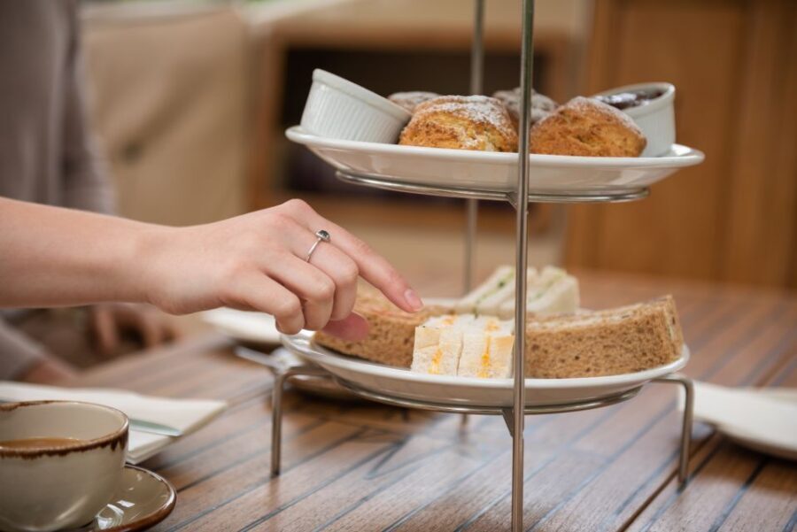 Oxford: Sightseeing River Cruise with Afternoon Tea - The University Regatta course: rowers, punts, and Oxford at play