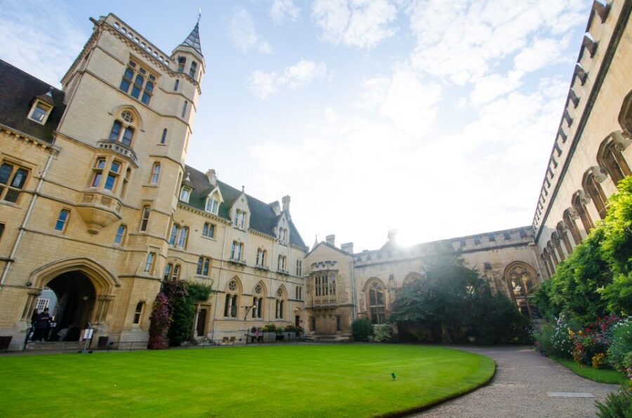 Oxford: University and City Walking Tour with Alumni Guide - Old Colleges, St Mary’s, and the Oxford University Church Moment