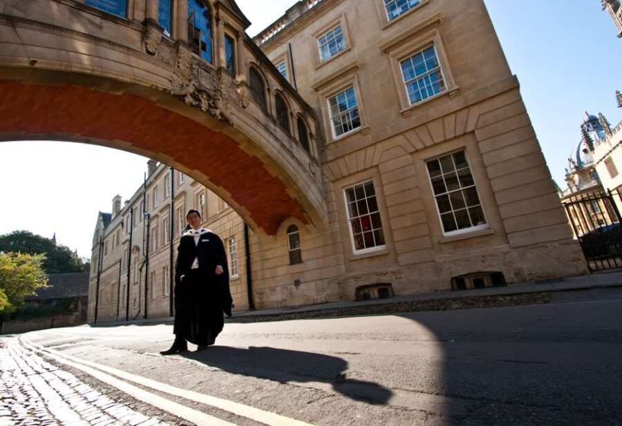 Oxford University: Guided Small Group Walking Tour - Price and Value: Is $40 Worth It in Oxford?