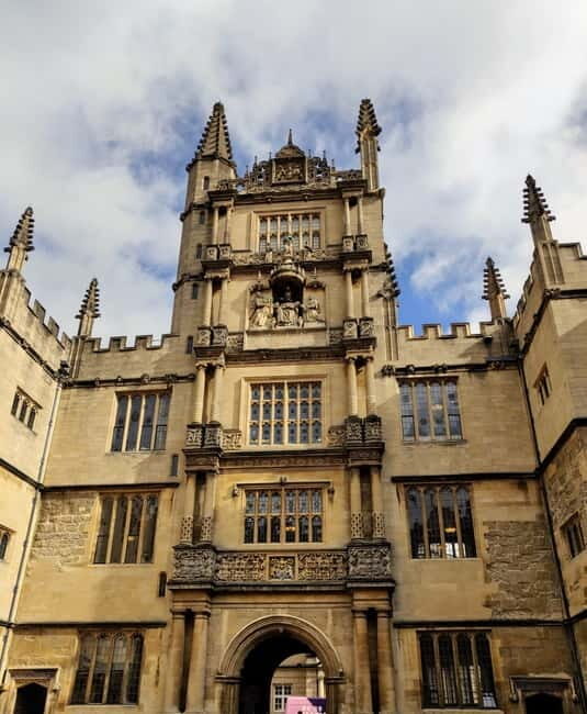 Oxford's famous and secret wonders in Italian - Radcliffe Square: Oxford’s classic postcard with a purpose