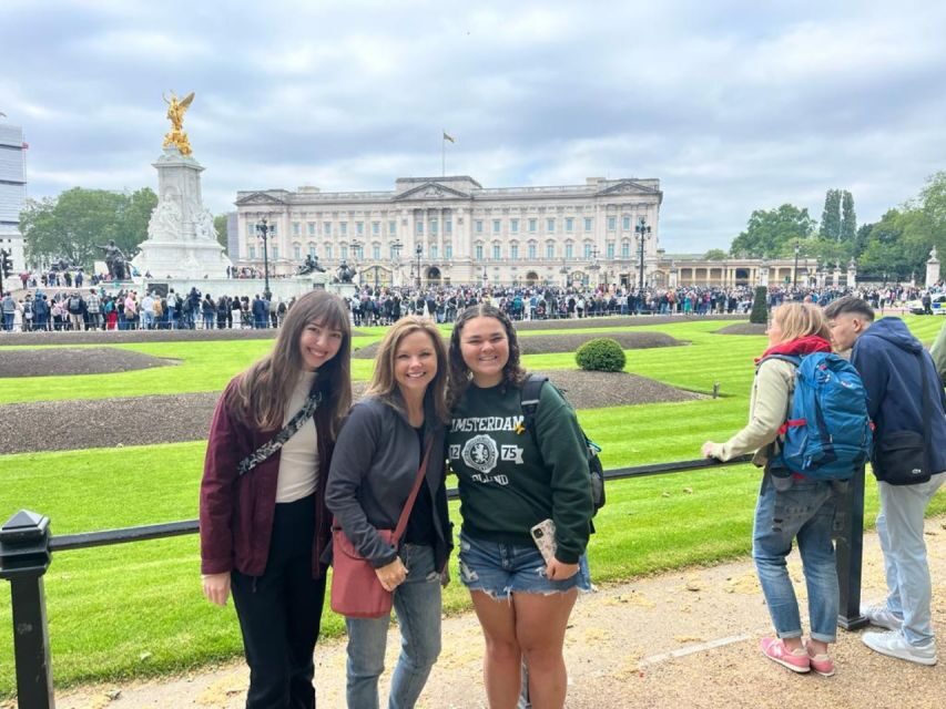 Private London Big Sights Taxi Tour - The 09.30 issue: Getting Changing the Guard to line up