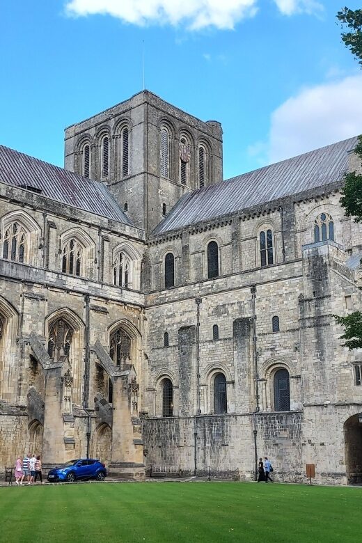 Private Winchester Walking Tour - English Civil War to Victorian times: the shocks between the stones