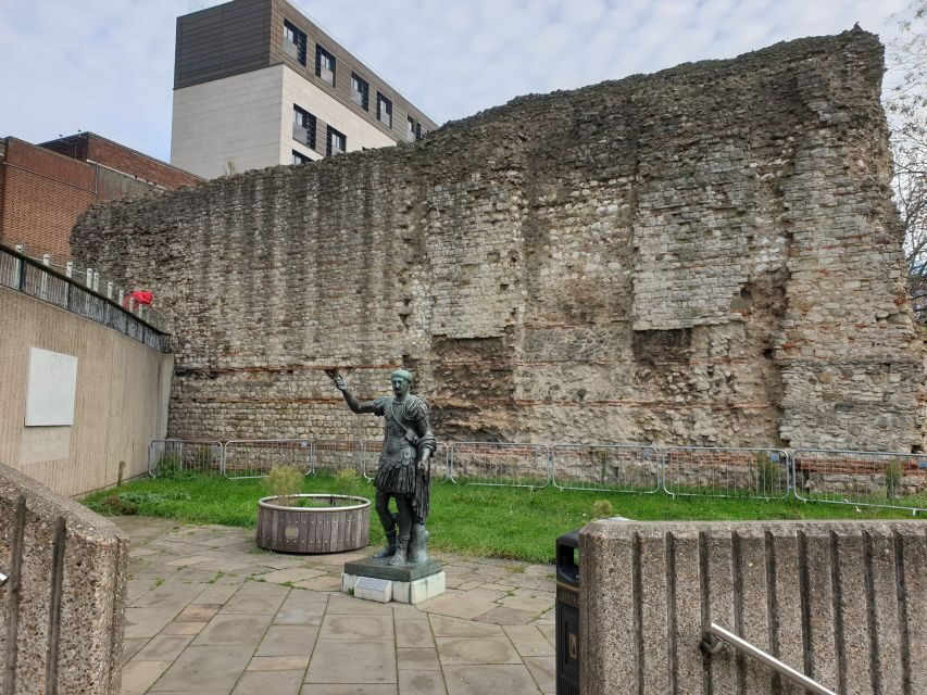 Roman Ruins to Blitz Bombings: London's Fiery History - Meeting at Tower Hill: easy start, clear first scene
