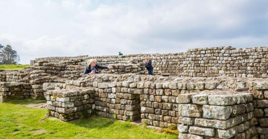 Rosslyn Chapel and Hadrian's Wall Small Group Day Tour - Melrose lunch time: why this border town stop matters