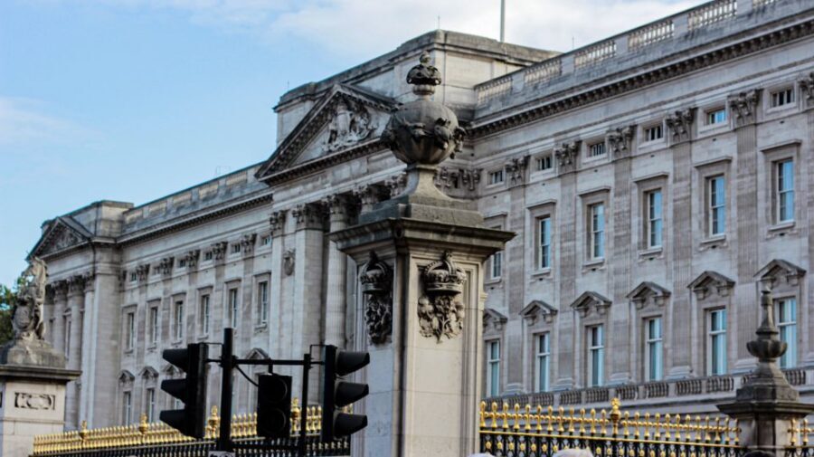 Royal London: Tudors & Stuarts Walking Tour - Meeting at St James’ Palace: how to start without stress