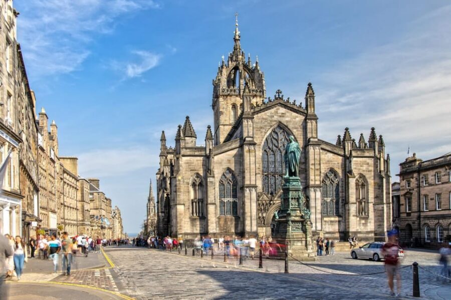 Skip-the-line Edinburgh Castle with Old Town Walking Tour - Guide Quality: When Names Like Thomas and Shara Pop Up
