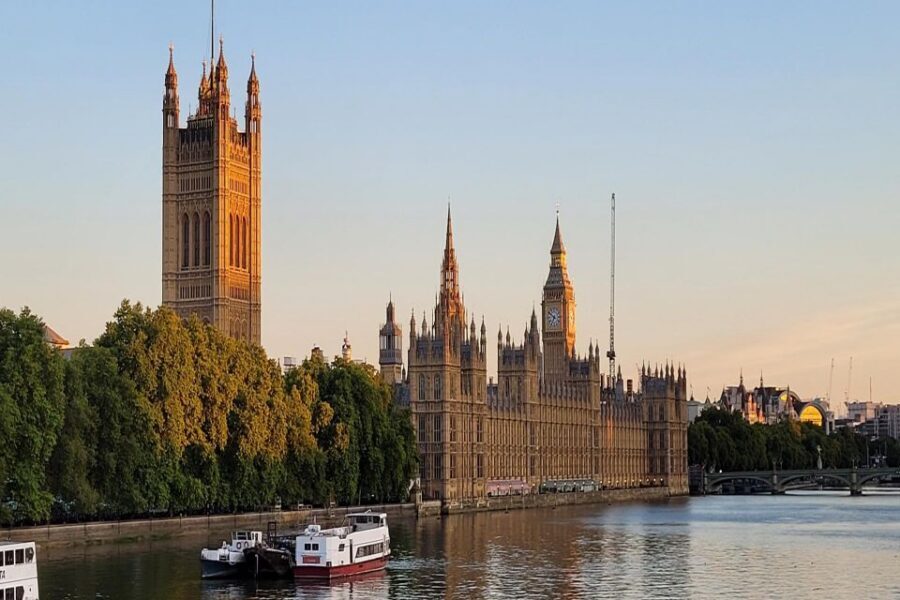 Skip-the-Line London Westminster Abbey Guided Tour in German - Big Ben and the Houses of Parliament area: the quick politics primer
