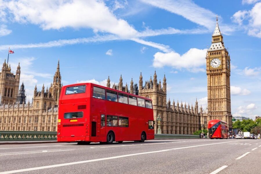 Skip-the-Line London Westminster Abbey Guided Tour in German - St. James’s Park and Buckingham Palace: royal landmarks without ticket stress