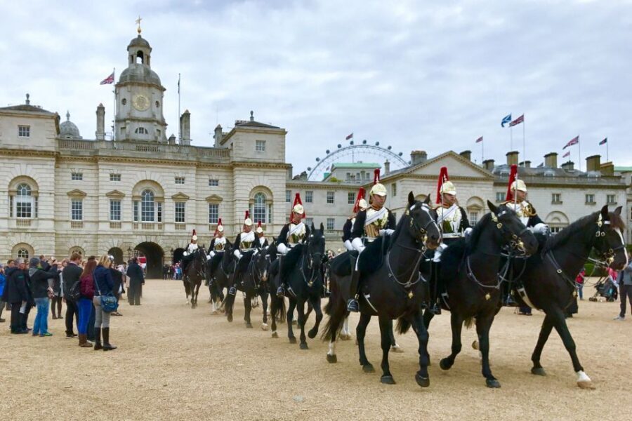 Skip the line Westminster Abbey & Guard Change Ceremonies - St. James’s Park between ceremonies: calm walking with the royal context