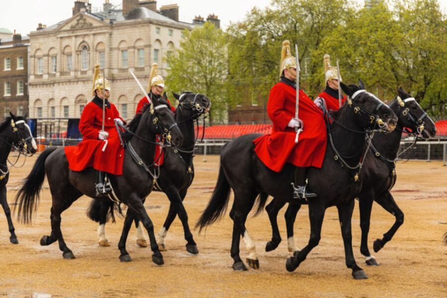 Skip the line Westminster Abbey & Guard Change Ceremonies - Horse Guards Parade and the King’s Life Guard on horseback