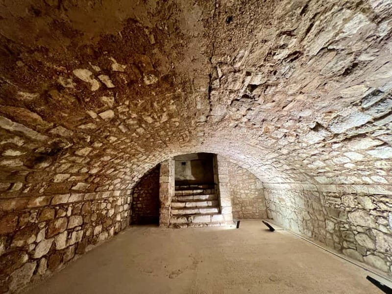 Southampton: 2 Hour Guided Walking Tour with Medieval Vaults - Entering The Bargate: meeting point, timing, and what you’ll feel first
