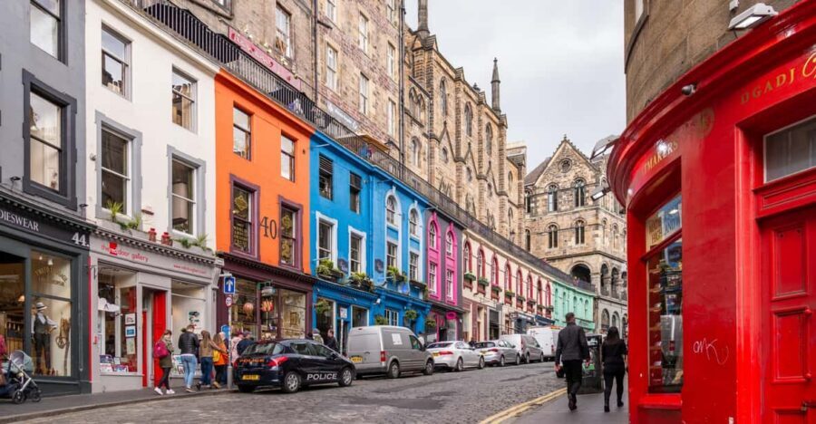 Spanish Language : Original Harry Potter Tour of Edinburgh - Victoria Street: Where the Tour Turns Playful