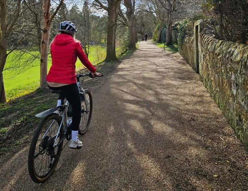 St. Andrews: The Essential Guided Bike & E Bike Tour - University of St Andrews: photo stop + “how the town got its power”