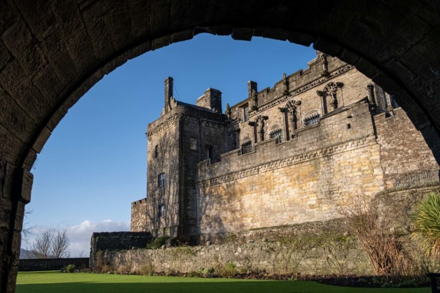 Stirling Castle: Skip-the-Line Guided Tour in Spanish - The siege-and-summit story: what the guide covers on the esplanade