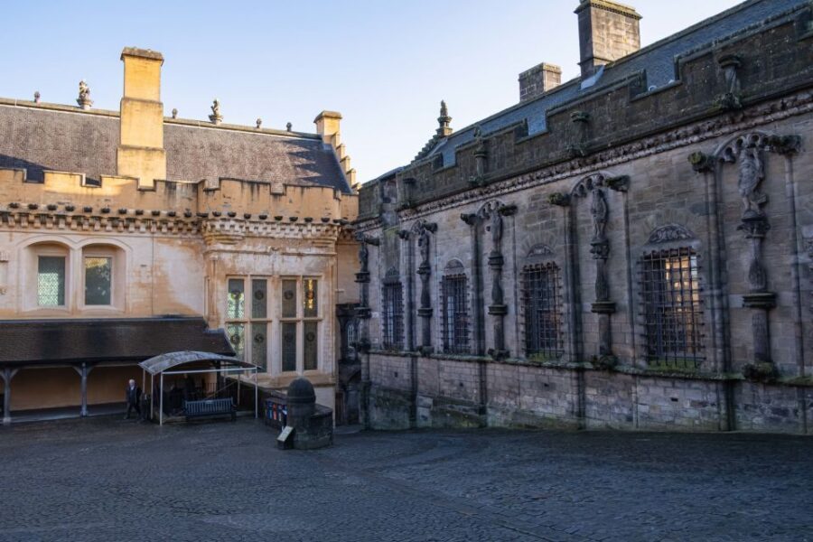 Stirling Castle: Skip-the-Line Guided Tour in Spanish - Inside the Royal Palace: Mary, Queen of Scots and the Renaissance angle