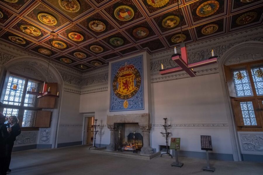 Stirling Castle: Skip-the-Line Guided Tour in Spanish - Where Mary was crowned: what to look for while you’re there
