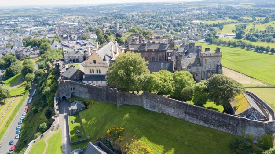 Stirling Castle: Skip-the-Line Guided Tour in Spanish - Knights of the Round Table and the King Arthur connection