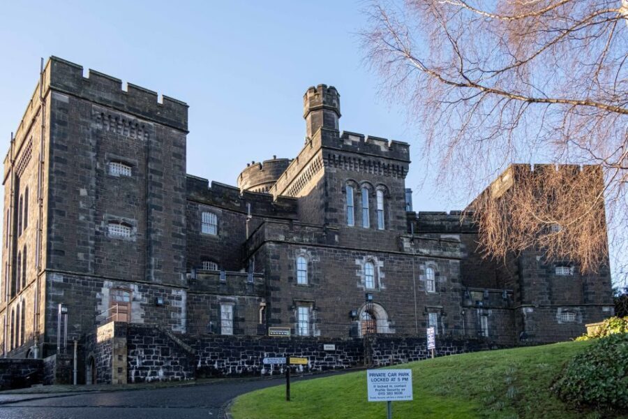 Stirling: Historical Walking Tour in Spanish - The Old Jail and Tollbooth: When Justice Looked Like Control