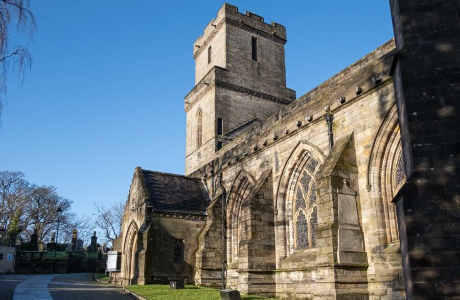 Stirling: Historical Walking Tour in Spanish - John Cowane Hospital and the Old Cemetery: Everyday Institutions in the Mix