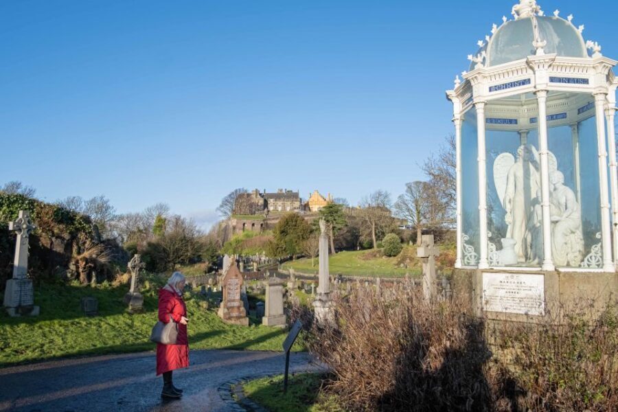 Stirling: Historical Walking Tour in Spanish - Guide Style Makes the Difference: Ara, Lorena, and Pace