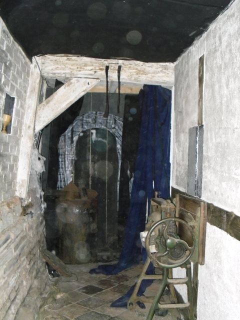 Stratford-upon-Avon: Lantern-Lit Ghost Tour at Tudor World - Your Costumed Guide: In-Character Humor and Audience Play