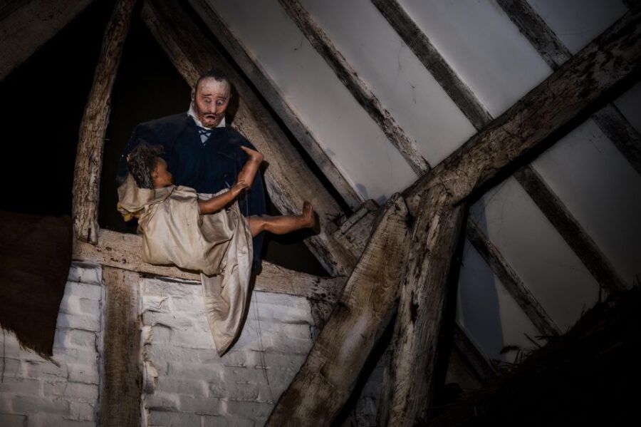 Stratford-upon-Avon: Lantern-Lit Ghost Tour at Tudor World - The 1-Hour Route: From Courtyard to Haunted Corridors