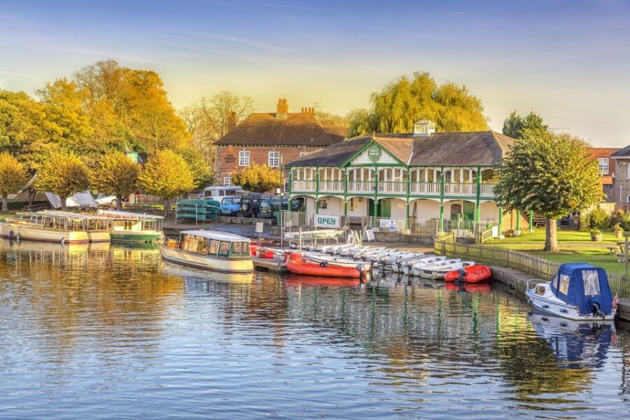 Stratford-Upon-Avon: The Famous Walk Talk Show - The Royal Shakespeare Theatre makes the whole walk click