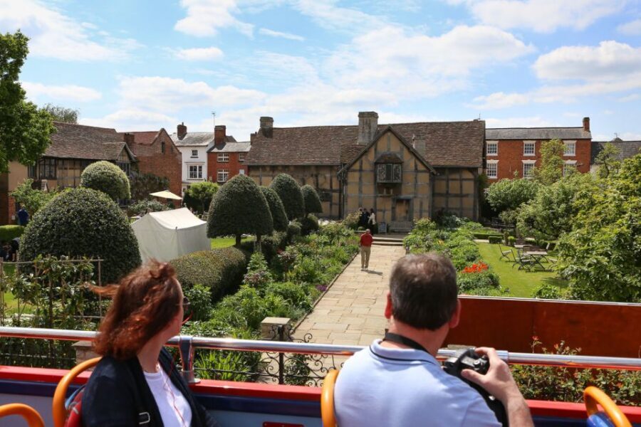 Stratford-upon-Avon:City Sightseeing Hop-On Hop-Off Bus Tour - Headphones, audio in 7 languages, and live guides on weekends