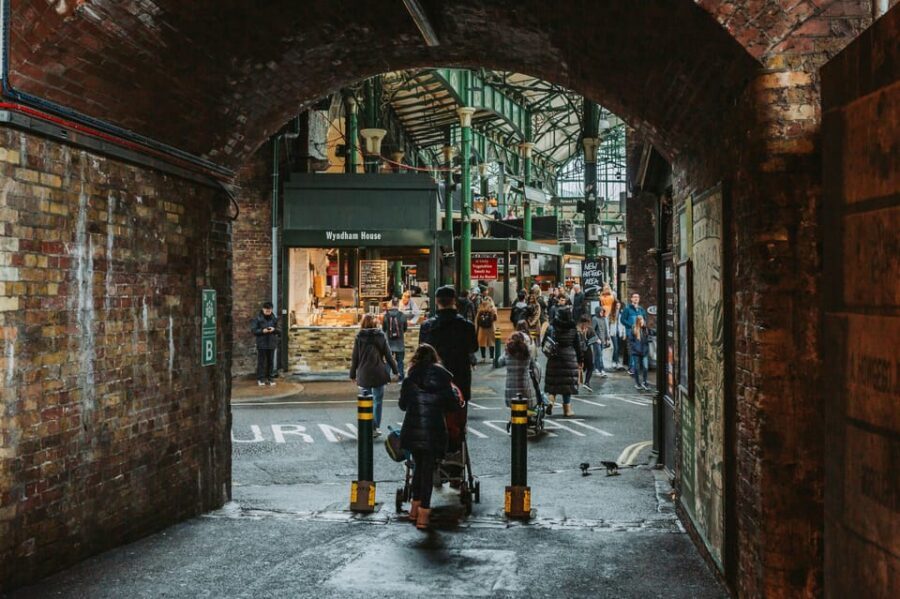 The most complete and exclusive Harry Potter tour in London - Matching streets to scenes: the tablet method that actually helps