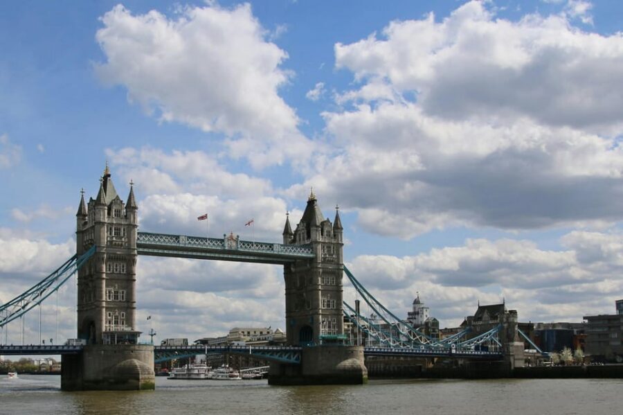 The most complete and exclusive Harry Potter tour in London - Monument, London Bridge, and Southwark Cathedral: the fast route through big landmarks