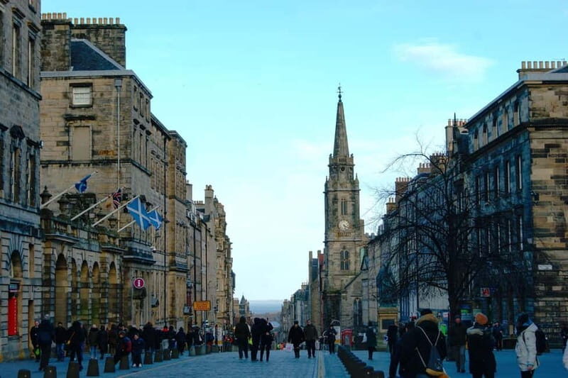 The Must-Sees of Edinburgh: Small Group Walking Tour in French - Why a French walking tour makes Edinburgh click