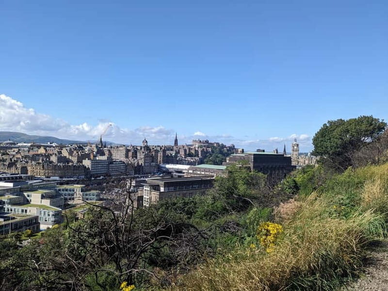 The Must-Sees of Edinburgh: Small Group Walking Tour in French - Starting at Calton Hill: the city’s map in one view