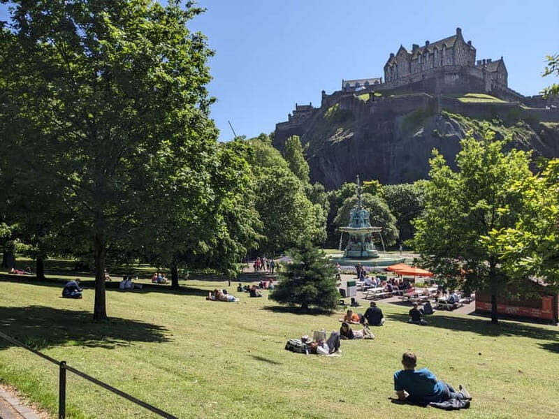 The Must-Sees of Edinburgh: Small Group Walking Tour in French - Small group pacing: 3 hours that don’t drag