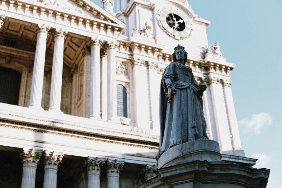 The Old City of London - Guided Walking Tour 12 guests 2,5h - Thames stroll and the Tower Bridge versus Millennium Bridge moment