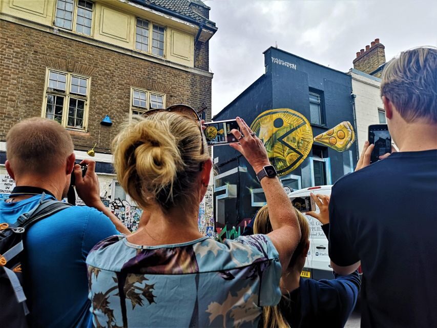 The Original London Street Art Tour (French) - Finding the white goat statue and getting your bearings