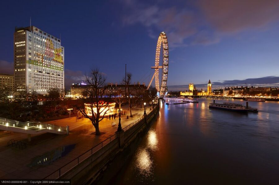 Tour of London and Christmas Day Lunch Cruise - What This Christmas Day Tour Feels Like in Real Life
